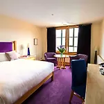 The Clarence Hotell 4*
