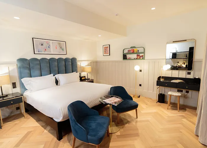 The Clarence מלון